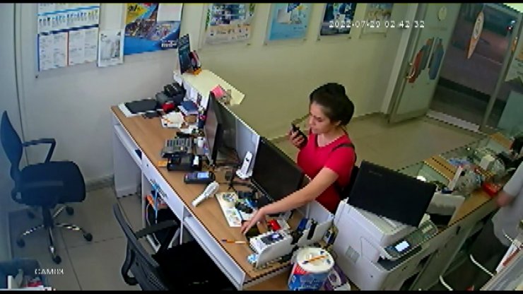 Esenler'de müşteri gibi girdi masadaki cep telefonunu çaldı