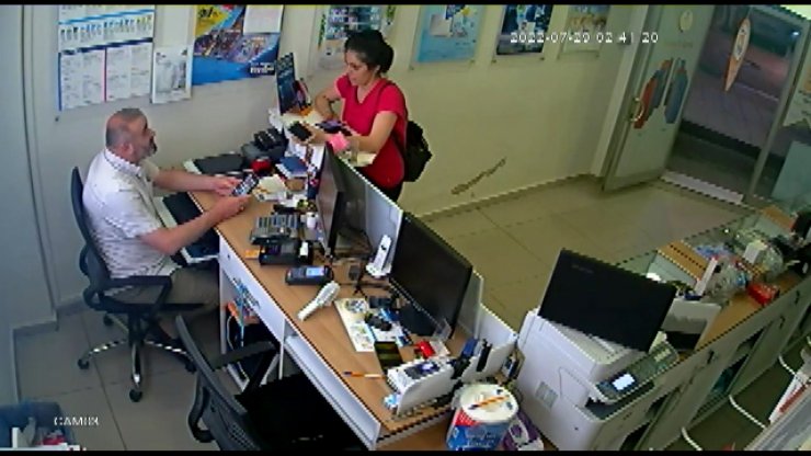 Esenler'de müşteri gibi girdi masadaki cep telefonunu çaldı