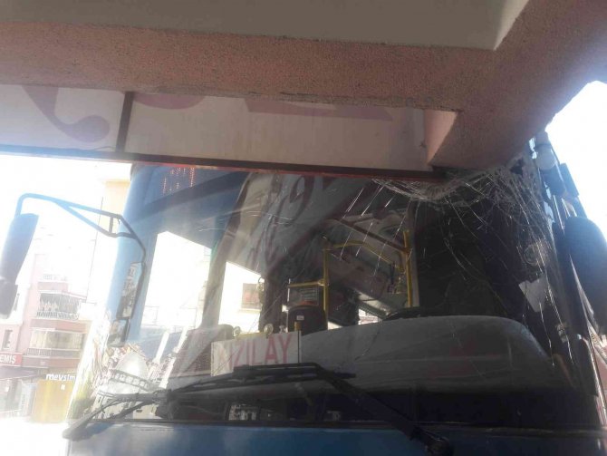 Frenleri arızalanan belediye otobüsü dükkana daldı