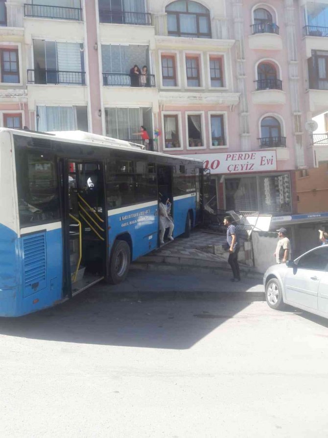 Frenleri arızalanan belediye otobüsü dükkana daldı