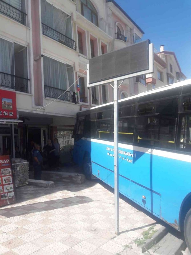 Frenleri arızalanan belediye otobüsü dükkana daldı