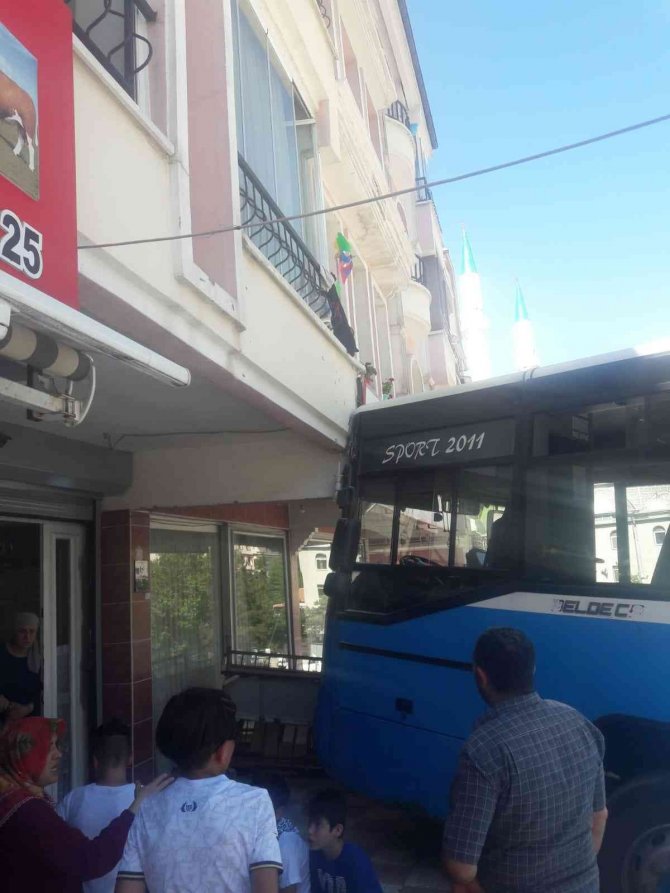 Frenleri arızalanan belediye otobüsü dükkana daldı