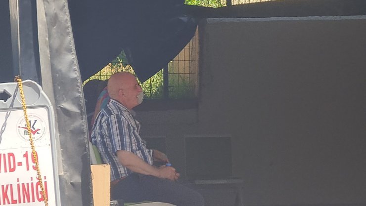 Koronavirüs testi için hastaneye gidenlerin 'maske' umursamazlığı