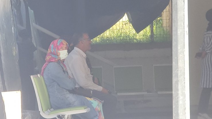 Koronavirüs testi için hastaneye gidenlerin 'maske' umursamazlığı