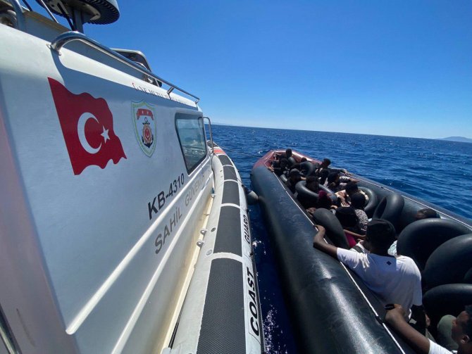 İzmir açıklarında 132 düzensiz göçmen kurtarıldı, 89 göçmen yakalandı