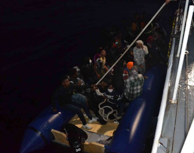 İzmir açıklarında 132 düzensiz göçmen kurtarıldı, 89 göçmen yakalandı