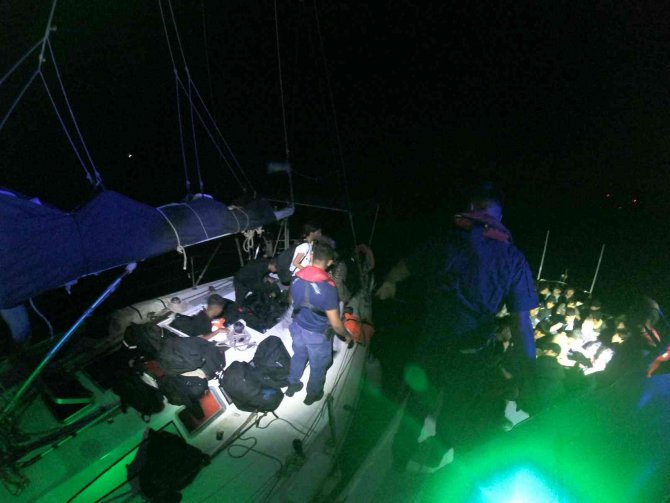 İzmir açıklarında 132 düzensiz göçmen kurtarıldı, 89 göçmen yakalandı