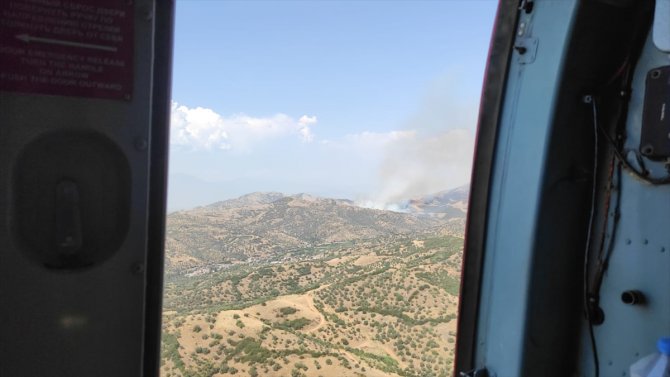 İzmir'de makilik alanda çıkan yangına müdahale ediliyor