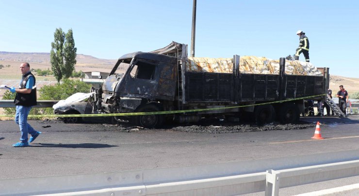 Kamyonun çarptığı otomobil yandı: 2 ölü