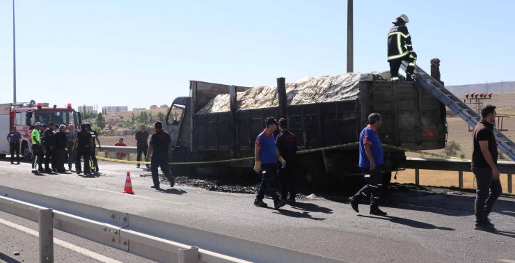 Kamyonun çarptığı otomobil yandı: 2 ölü