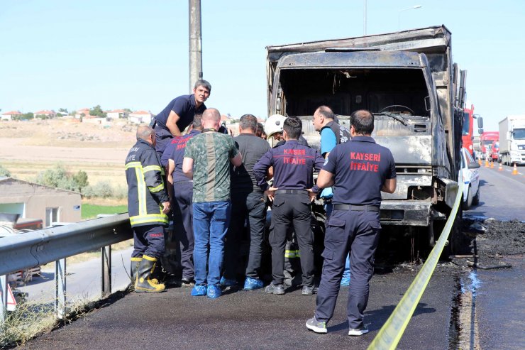 Kamyonun çarptığı otomobil yandı: 2 ölü
