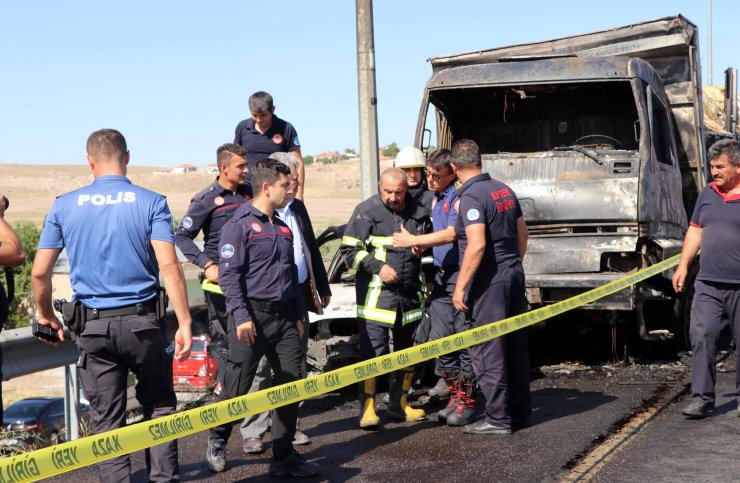 Kamyonun çarptığı otomobil yandı: 2 ölü