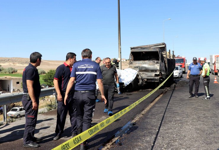 Kamyonun çarptığı otomobil yandı: 2 ölü