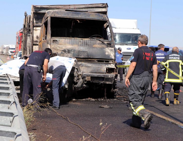 Kamyonun çarptığı otomobil yandı: 2 ölü