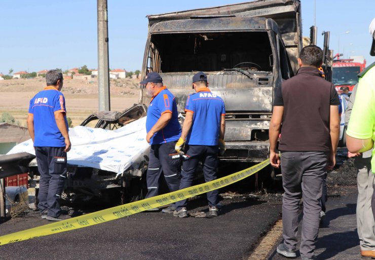 Kamyonun çarptığı otomobil yandı: 2 ölü