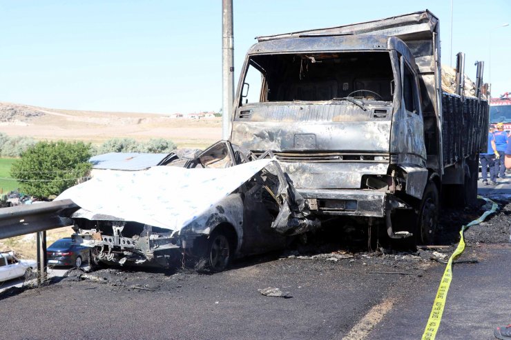 Kamyonun çarptığı otomobil yandı: 2 ölü