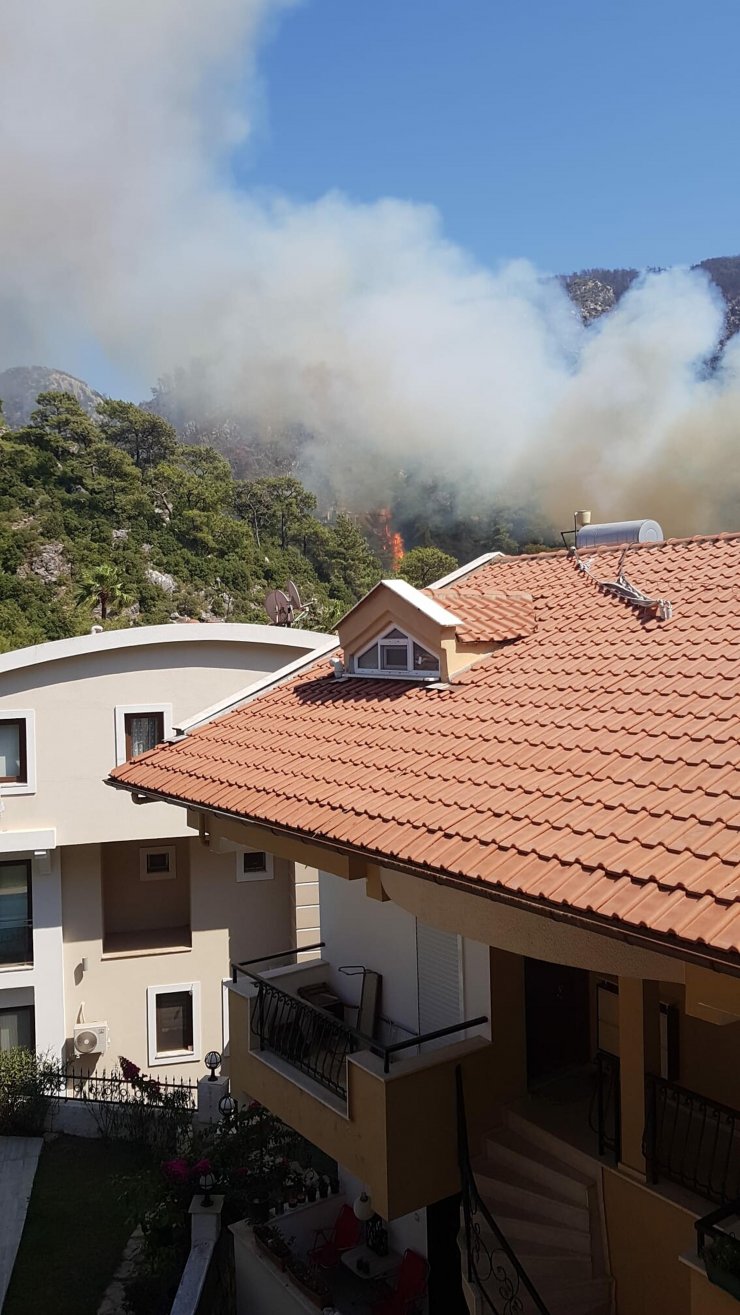 Marmaris'te yerleşim yeri yakınında orman yangını