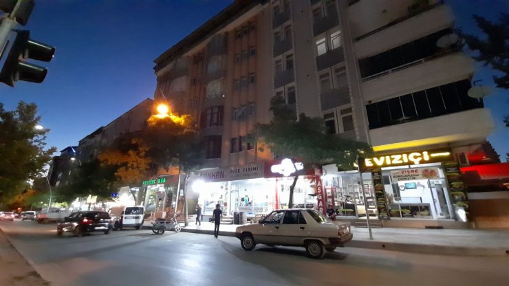 Merminin isabet ettiği camın üzerine düşmesiyle yaralandı