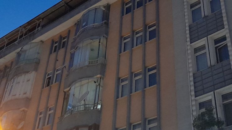 Merminin isabet ettiği camın üzerine düşmesiyle yaralandı