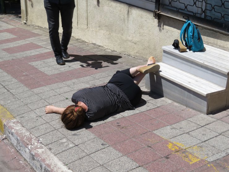 Öldürülen Elif Güneş'in iş yeri önünde gözyaşı ve isyan