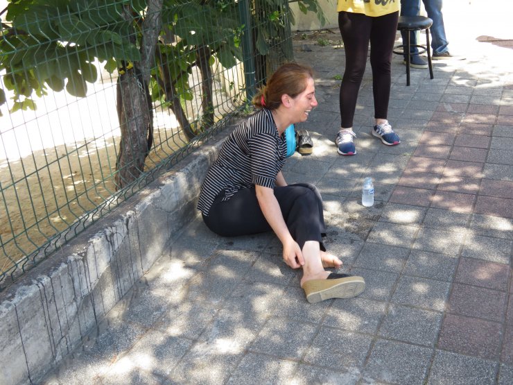 Öldürülen Elif Güneş'in iş yeri önünde gözyaşı ve isyan