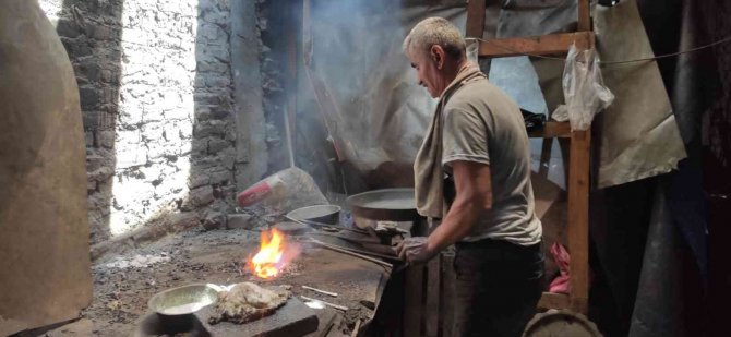 Ömrünü adadığı mesleğini kavurucu ateşin karşısında sürdürüyor