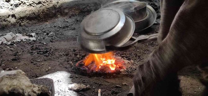 Ömrünü adadığı mesleğini kavurucu ateşin karşısında sürdürüyor