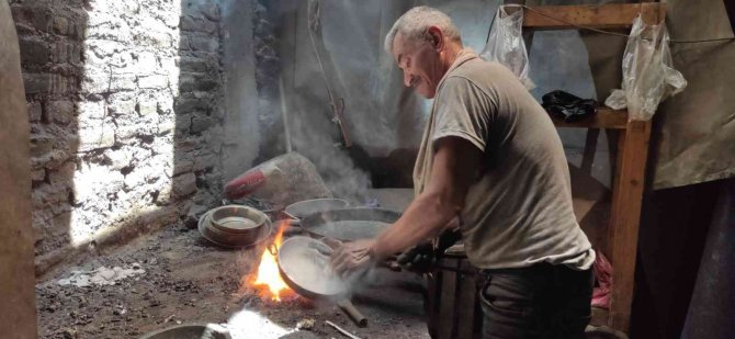 Ömrünü adadığı mesleğini kavurucu ateşin karşısında sürdürüyor