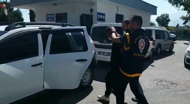 Oto hırsızı çalıntı araçla yakalandı