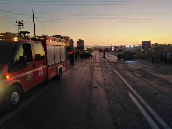 Otomobil traktörün römorkuna çarptı: 2 yaralı