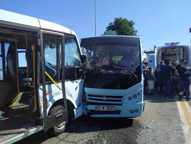 Rize’de iki dolmuş kafa kafaya çarpıştı: 17 yaralı