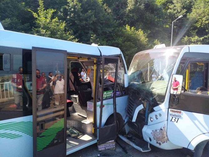 Rize’de iki dolmuş kafa kafaya çarpıştı: 17 yaralı