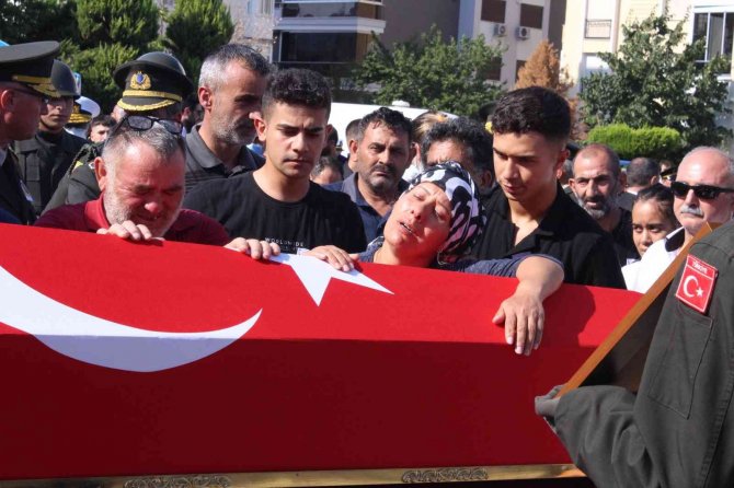 Şehit Astsubay Batuhan Şimşek, İzmir'de son yolculuğuna uğurlandı