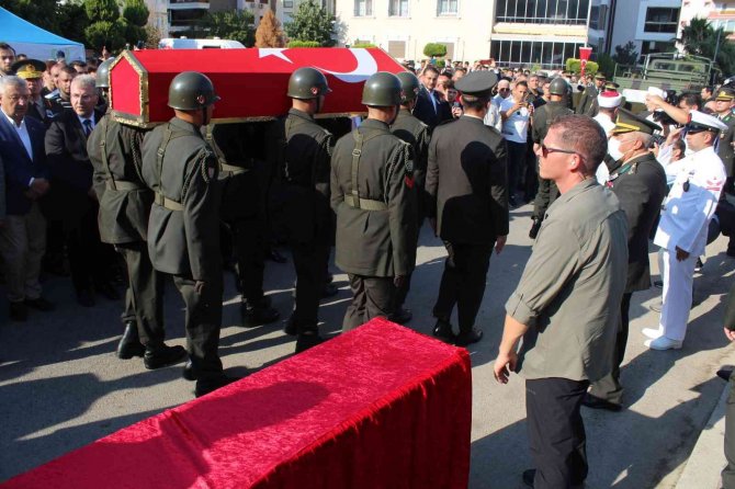 Şehit Astsubay Batuhan Şimşek, İzmir'de son yolculuğuna uğurlandı