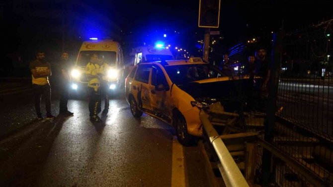 Taksiyle çarpışan araç kaza yerinden kaçtı