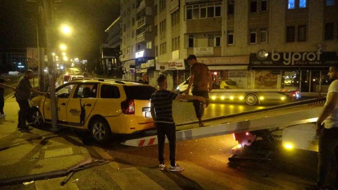 Taksiyle çarpışan araç kaza yerinden kaçtı