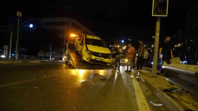 Taksiyle çarpışan araç kaza yerinden kaçtı