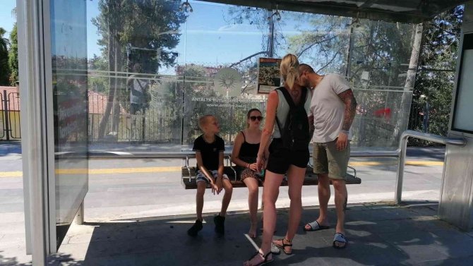 Turist çocuk, gereğinden fazla yolcu taşınan minibüste baygınlık geçirdi