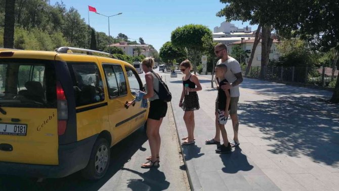 Turist çocuk, gereğinden fazla yolcu taşınan minibüste baygınlık geçirdi