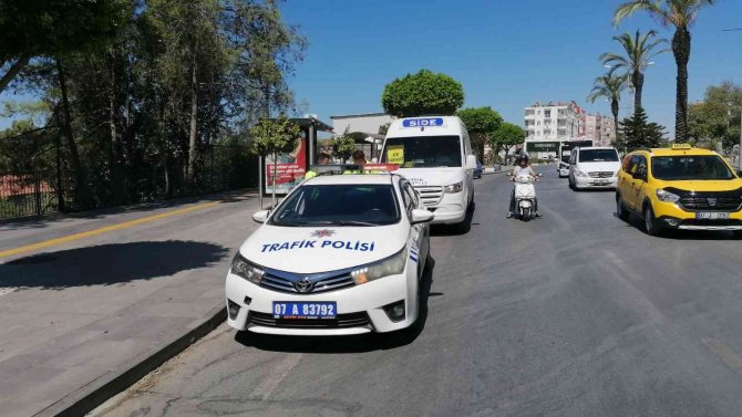 Turist çocuk, gereğinden fazla yolcu taşınan minibüste baygınlık geçirdi