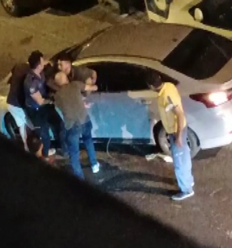 Zeytinburnu'nda yan atan araçta sıkışan sürücüyü arkadaşları kurtardı