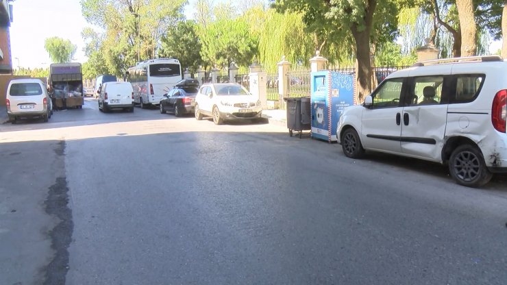 Zeytinburnu'nda yan atan araçta sıkışan sürücüyü arkadaşları kurtardı