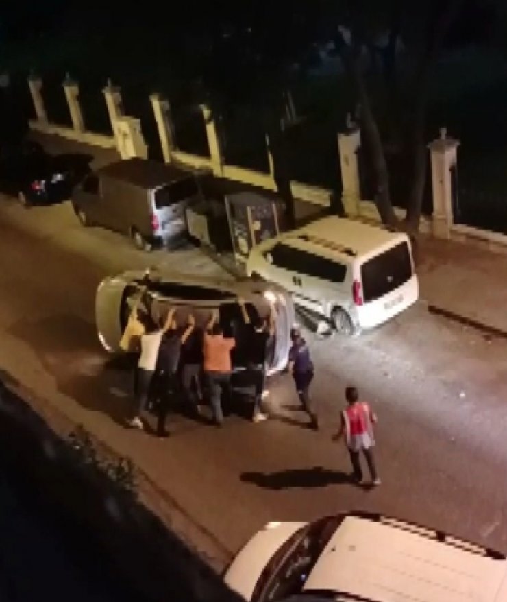 Zeytinburnu'nda yan atan araçta sıkışan sürücüyü arkadaşları kurtardı