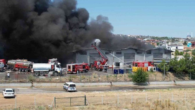 Lojistik deposundaki yangın havadan görüntülendi