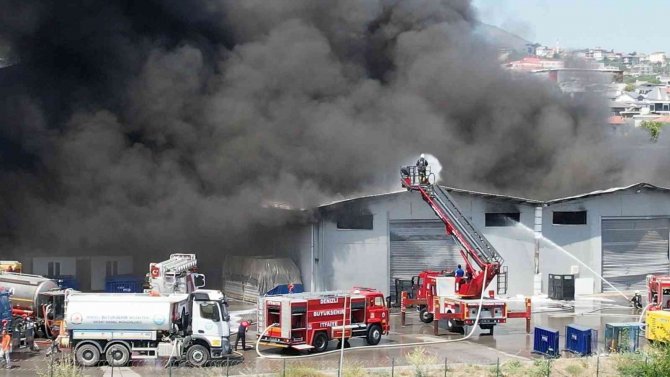 Lojistik deposundaki yangın havadan görüntülendi