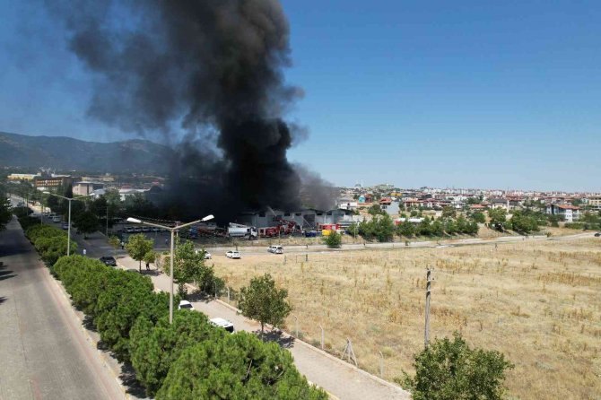 Lojistik deposundaki yangın havadan görüntülendi