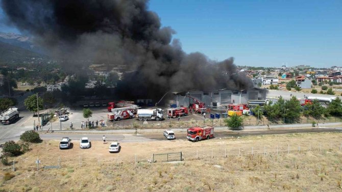 Lojistik deposundaki yangın havadan görüntülendi
