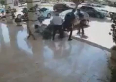 Diş polikliniğinde baston ve uçan tekmeli kira anlaşmazlığı kavgası