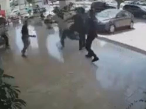 Diş polikliniğinde baston ve uçan tekmeli kira anlaşmazlığı kavgası