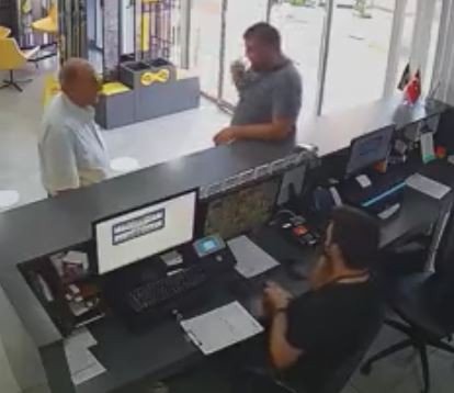 Diş polikliniğinde baston ve uçan tekmeli kira anlaşmazlığı kavgası